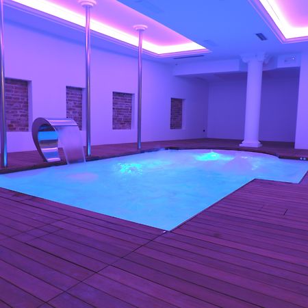 ホテル ヴィットーリア ペザロ エクステリア 写真 A rendering of a swimming pool