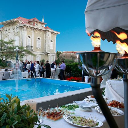 ホテル ヴィットーリア ペザロ 設備 写真 The Villa's pool