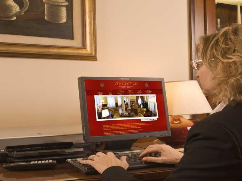 ホテル ヴィットーリア ペザロ エクステリア 写真 A hotel employee working on a computer