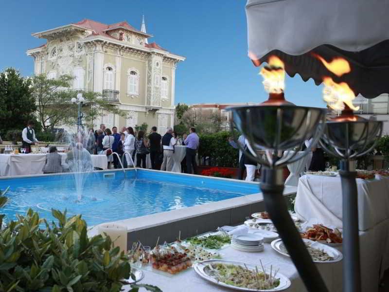 ホテル ヴィットーリア ペザロ エクステリア 写真 The pool at the hotel