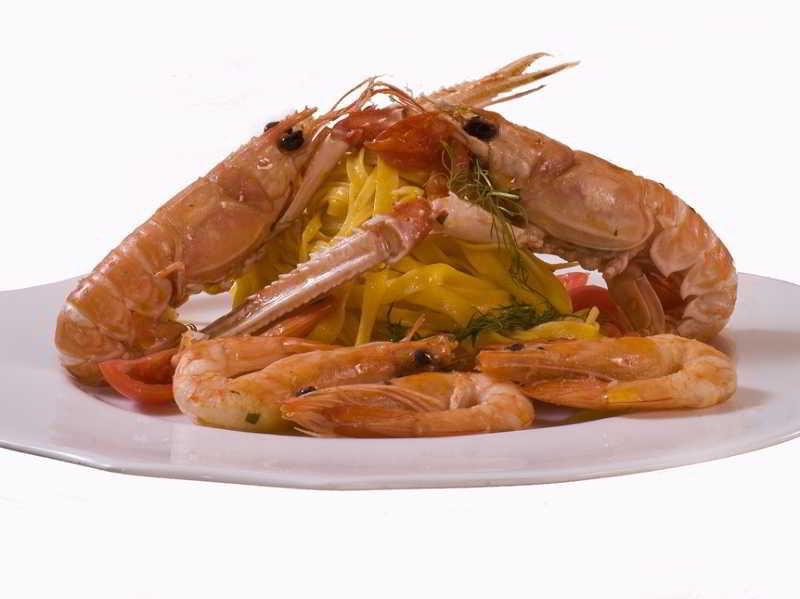 ホテル ヴィットーリア ペザロ エクステリア 写真 Shrimp and pasta