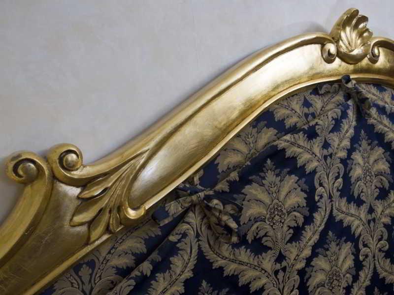 ホテル ヴィットーリア ペザロ エクステリア 写真 Detail of a Louis XV bed