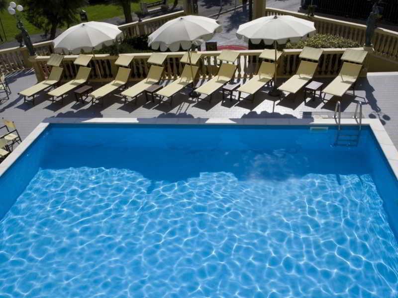 ホテル ヴィットーリア ペザロ エクステリア 写真 A swimming pool