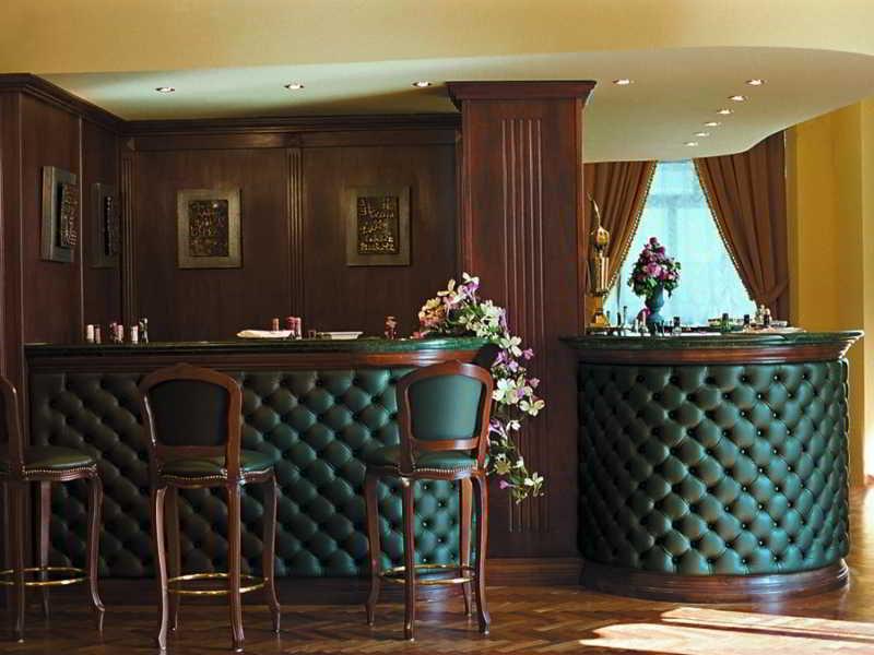 ホテル ヴィットーリア ペザロ エクステリア 写真 The bar at the hotel