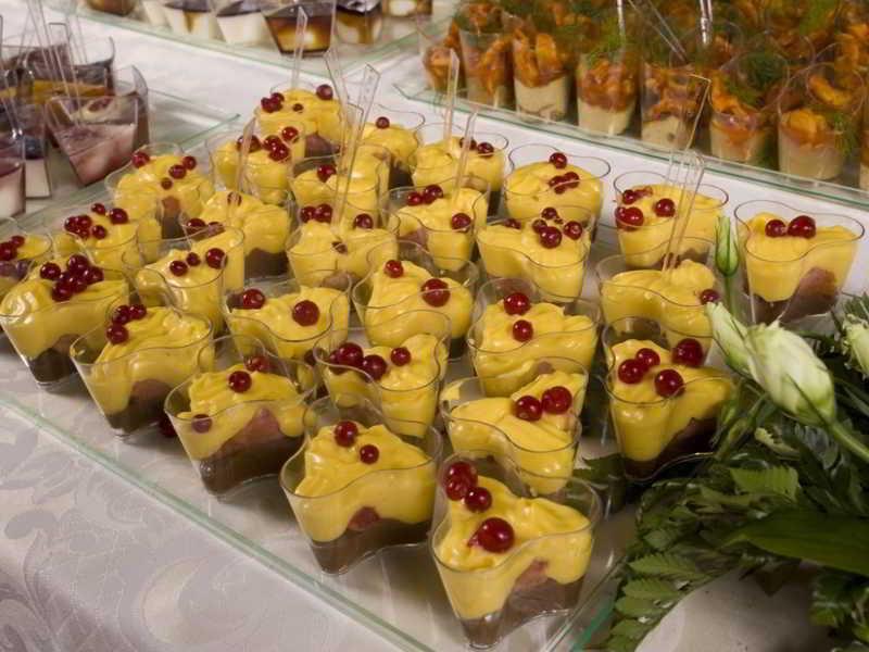 ホテル ヴィットーリア ペザロ エクステリア 写真 A selection of desserts