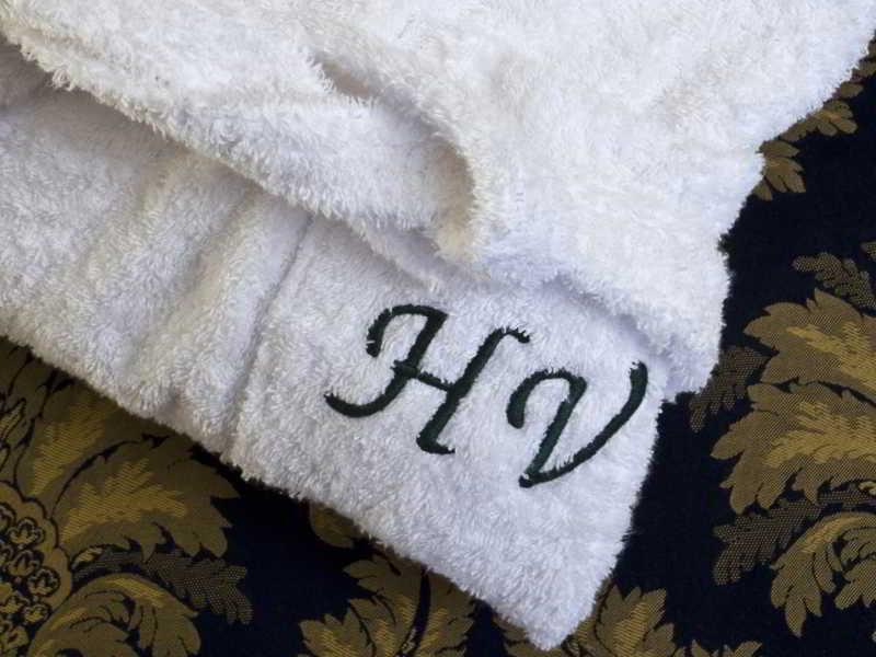 ホテル ヴィットーリア ペザロ エクステリア 写真 A monogram on a towel