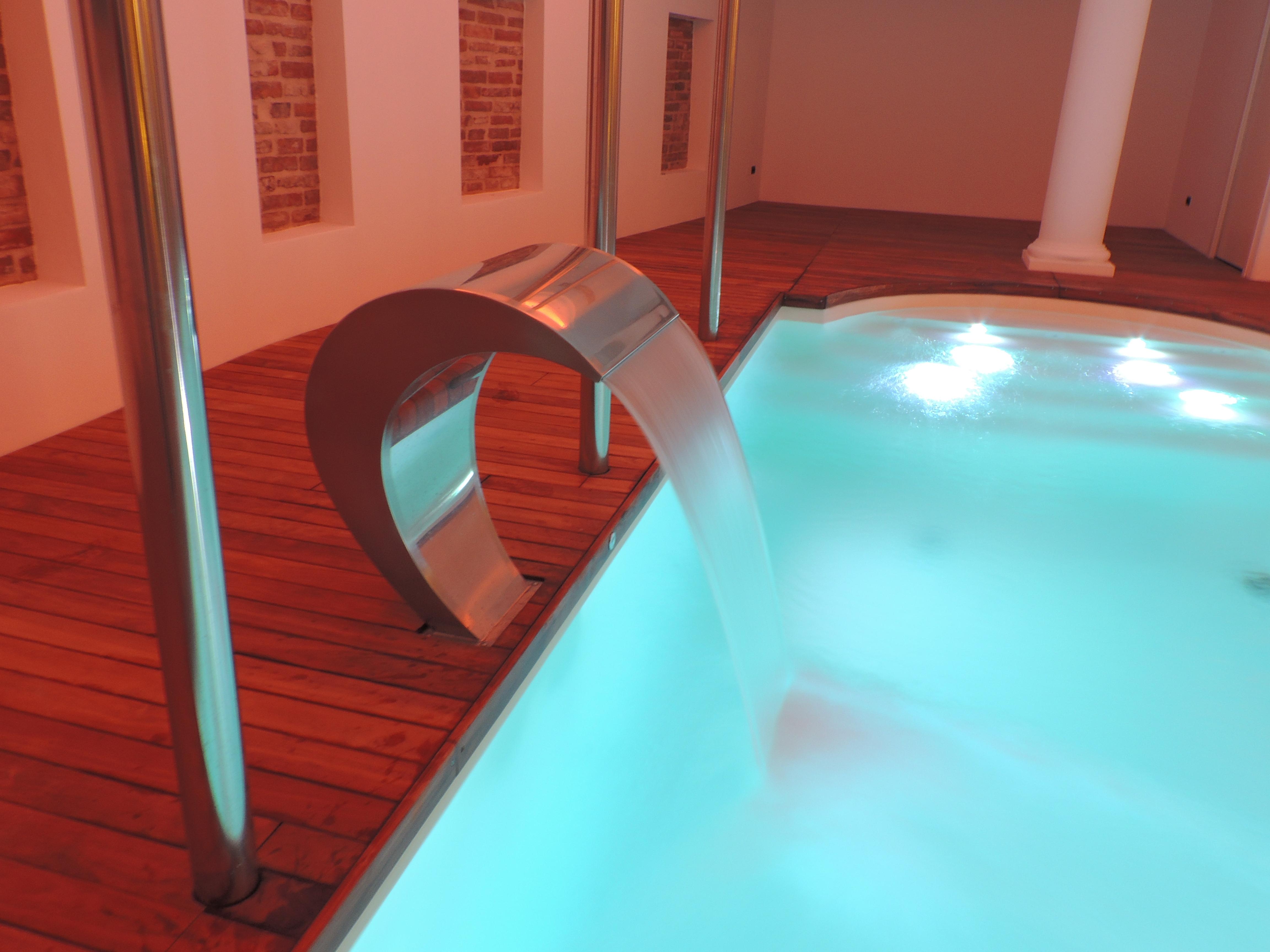 ホテル ヴィットーリア ペザロ エクステリア 写真 A modern indoor pool