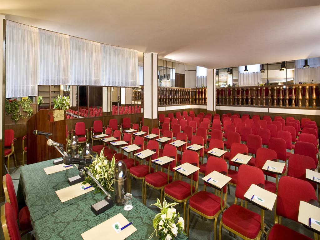 ホテル ヴィットーリア ペザロ エクステリア 写真 The main conference room