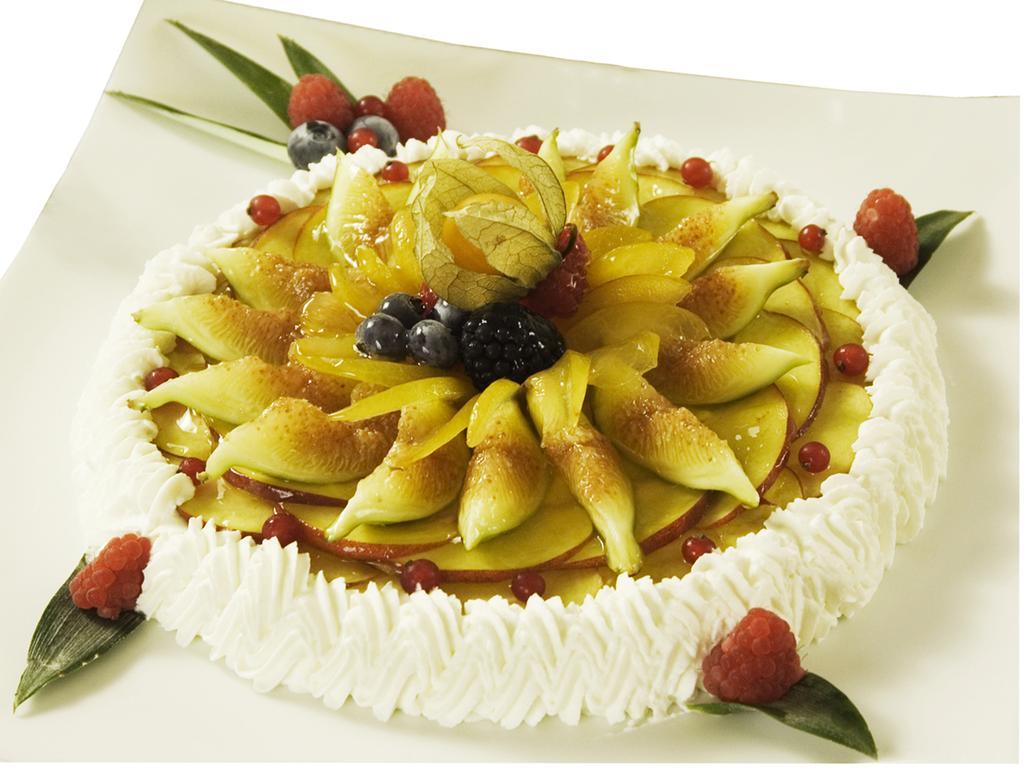 ホテル ヴィットーリア ペザロ エクステリア 写真 A fruit cake
