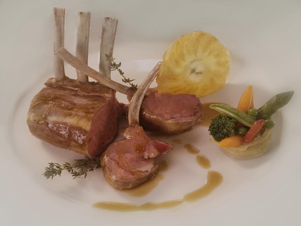 ホテル ヴィットーリア ペザロ エクステリア 写真 Rack of lamb