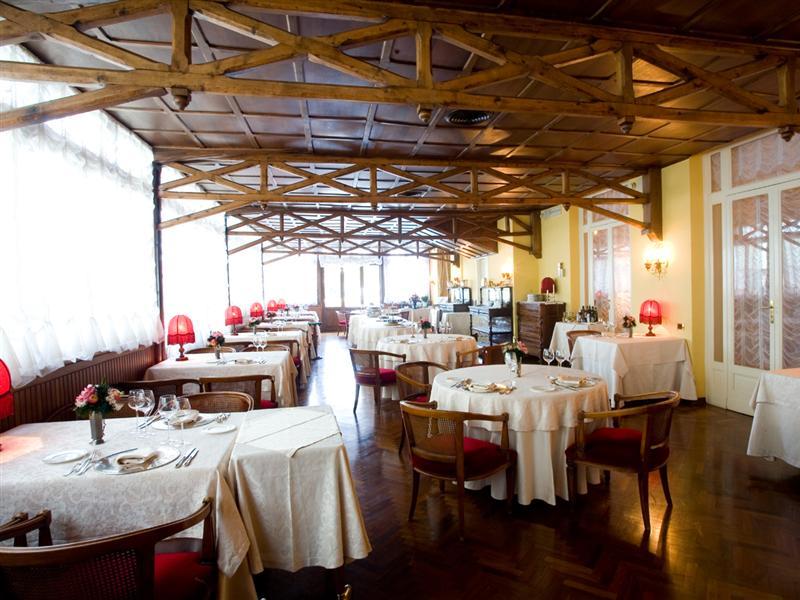 ホテル ヴィットーリア ペザロ エクステリア 写真 Restaurant