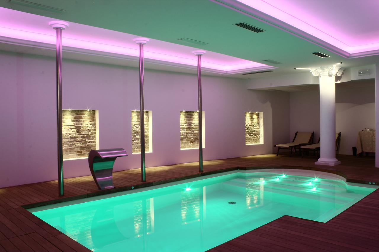 ホテル ヴィットーリア ペザロ エクステリア 写真 A swimming pool with LED lighting