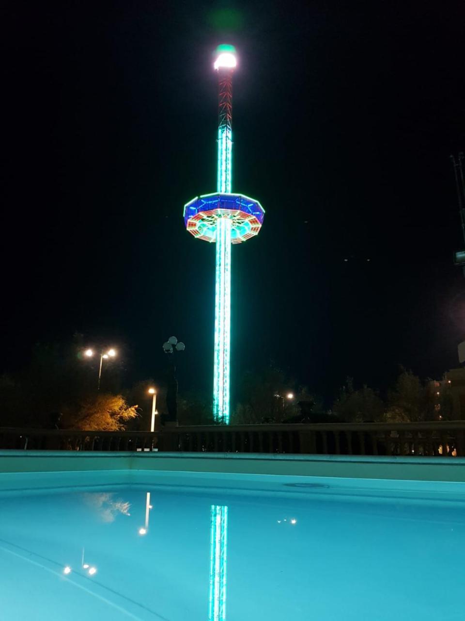 ホテル ヴィットーリア ペザロ エクステリア 写真 The observation tower at night